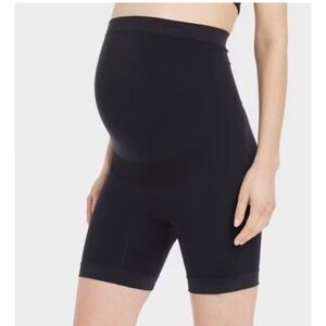 Isabel Maternity by Ingrid & Isabel Black Seamless Shapewear Shorts Size M T3019